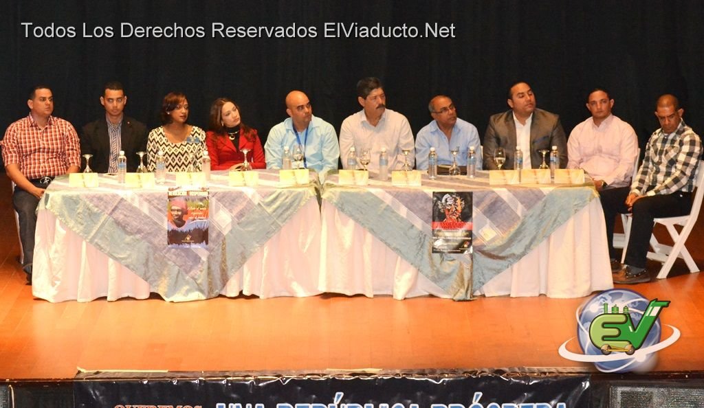 Mesa principal en la conferencia de Michael Miguel Holguín en el Teatro Don Bosco de Moca